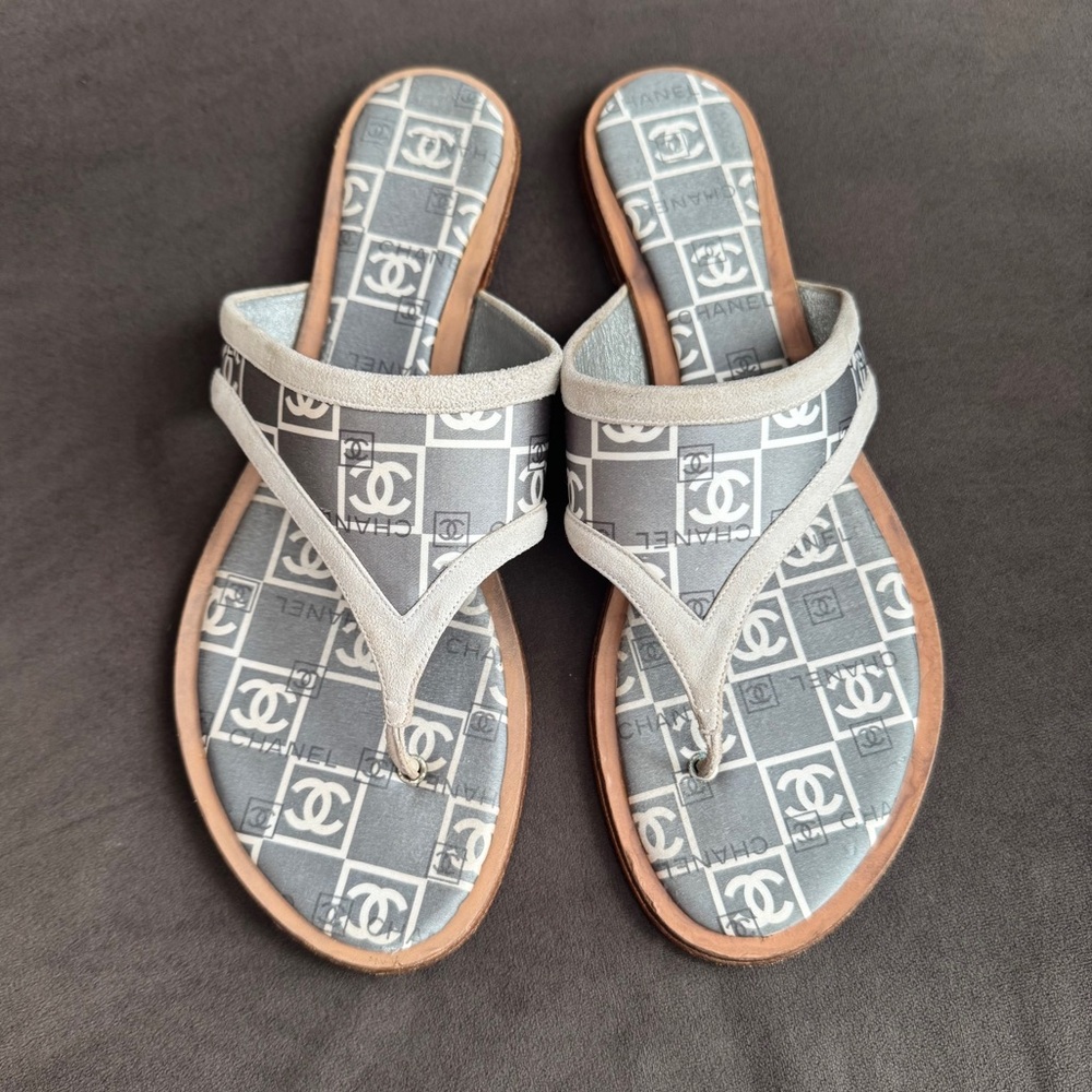CHANEL Vintage Interlocking Double C Print Thong Sandals Women’s Size 6.5